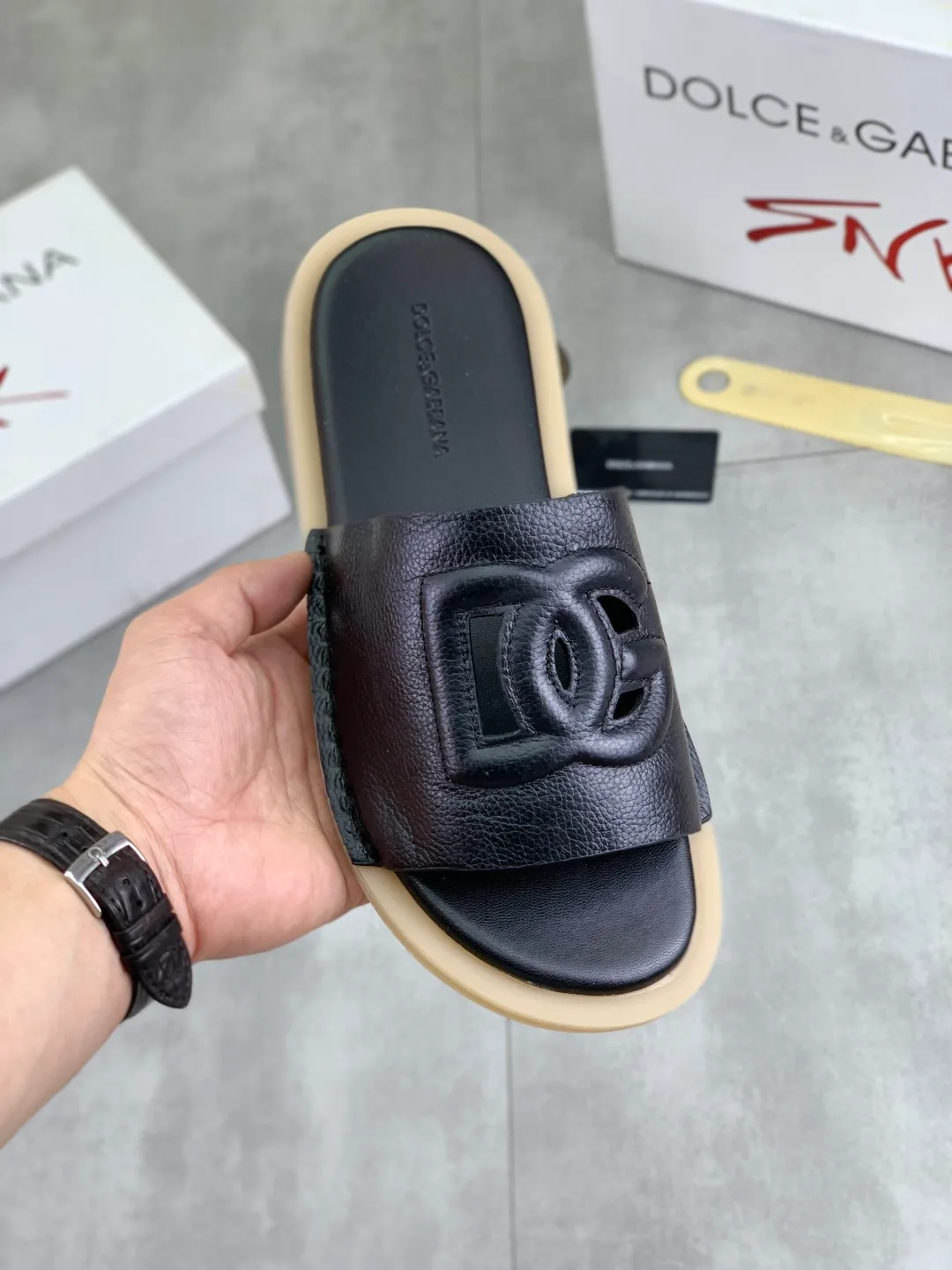 Men's shoes 💰P340 [New model] 💰High quality slippers💎💎💎 DG official website synchronizes the latest slippers 🩴 The highest version on the market, accept material comparison, shoe type comparison, process comparison, practical and textured, versatile and suitable for any occasion, the more you look at it, the more flavorful it becomes. Purely handmade craftsmanship - Upper material, calfskin imported from Italy 🇮🇹 - High-quality water-dyed sheepskin lining - Original high-quality private model customized combination outsole (super comfortable) -Size: 38-45 Color: 6️⃣ colors available